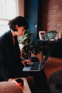 How to Create a Cozy and Productive Home Office Space