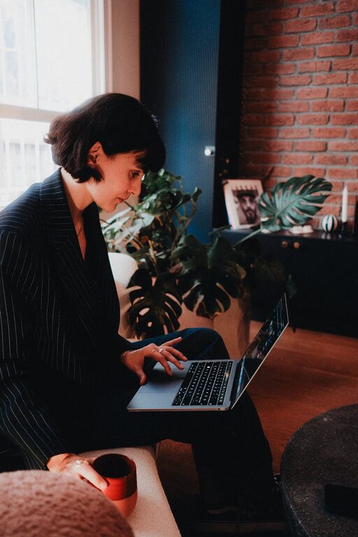 How to Create a Cozy and Productive Home Office Space